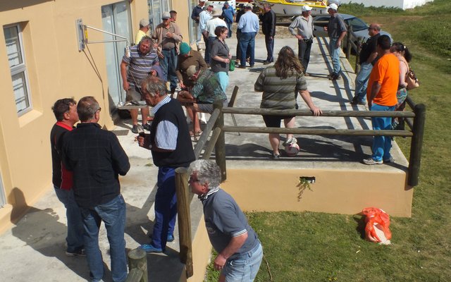 â€˜n Gesellige oomblik tydens die inweeg van vis by die Birkenhead Boothengelklub